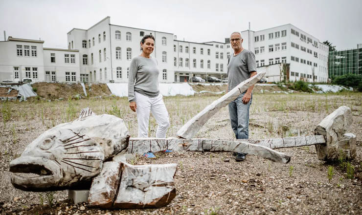 Gelände der Fabrik LIESEGANG – ein großer Holzfisch am Boden