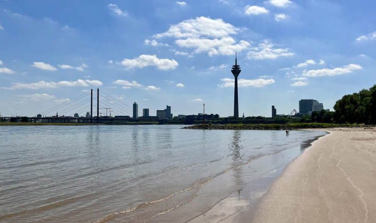 Düsseldorfer Paradiesstrand mit Skyline im Hintergrund