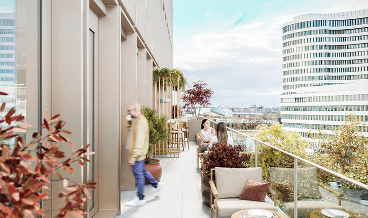 Begrünte Dachterrasse mit Blick auf den Medienhafen